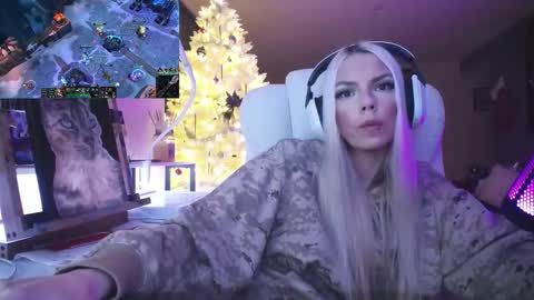 Snapshot of tinykylie chatting on January 2026 03:53:01 AM stage Kylie Sinner brand CLITBAIT online show from January 2026 03:53:01 AM
