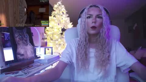 Snapshot of tinykylie chatting on January 2026 12:48:02 AM stage Kylie Sinner brand CLITBAIT online show from January 2026 12:48:02 AM