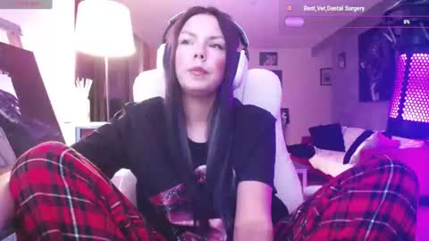 Snapshot of tinykylie chatting on June 2026 06:01:01 AM stage Kylie Sinner brand CLITBAIT online show from June 2026 06:01:01 AM