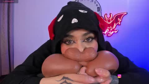   Independent model online show from March 2026 11:45:01 PM