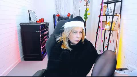 Tolli Moll online show from December 2024 12:23:02 PM