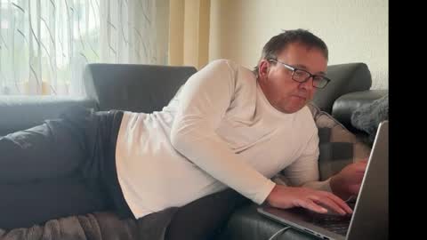 Snapshot of tom6644 chatting on May 2026 04:58:02 PM Tom online show from May 2026 04:58:02 PM