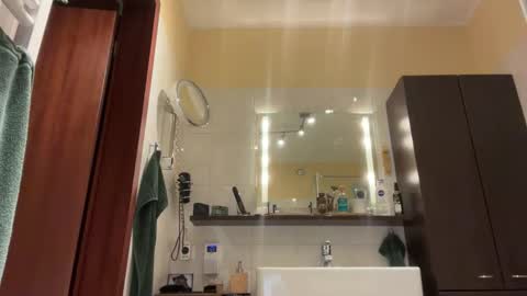 Tom online show from December 2025 06:33:01 AM