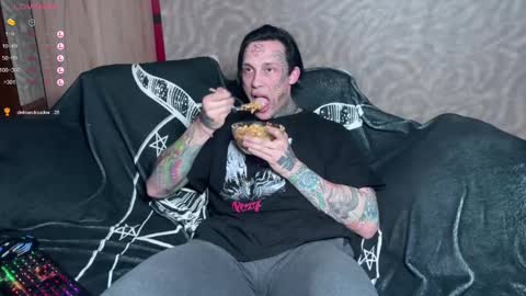 Snapshot of tommy__gun_ chatting on February 2025 04:40:01 PM Tommy and Katana online show from February 2025 04:40:01 PM