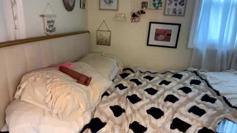 Snapshot of tori_thames chatting on February 2025 09:36:01 PM Tori online show from February 2025 09:36:01 PM