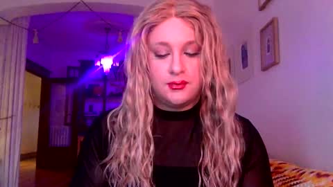 Snapshot of transcalliope chatting on December 2024 08:50:01 PM TranCalliope online show from December 2024 08:50:01 PM