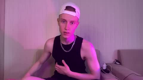 Snapshot of travis_gracile chatting on April 2026 09:30:01 AM Travis online show from April 2026 09:30:01 AM