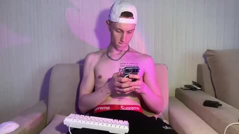 Snapshot of travis_gracile chatting on April 2026 09:12:01 AM Travis online show from April 2026 09:12:01 AM
