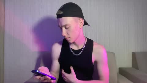 Snapshot of travis_gracile chatting on April 2026 09:19:02 AM Travis online show from April 2026 09:19:02 AM