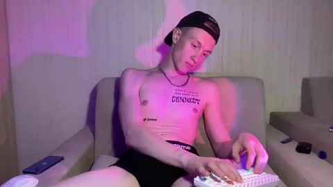 Snapshot of travis_gracile chatting on April 2026 12:29:02 PM Travis online show from April 2026 12:29:02 PM