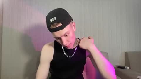 Snapshot of travis_gracile chatting on April 2026 09:34:02 AM Travis online show from April 2026 09:34:02 AM