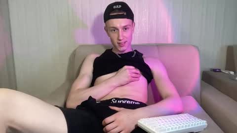 Snapshot of travis_gracile chatting on April 2026 08:28:02 AM Travis online show from April 2026 08:28:02 AM