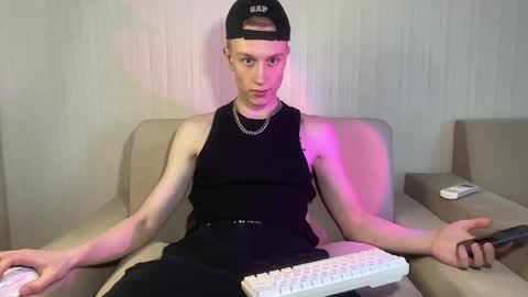 Snapshot of travis_gracile chatting on April 2026 09:18:01 AM Travis online show from April 2026 09:18:01 AM