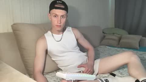 Snapshot of travis_gracile chatting on May 2026 09:28:02 AM Travis online show from May 2026 09:28:02 AM