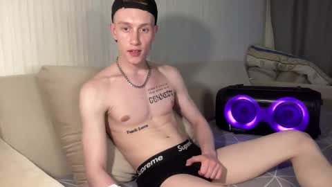 Snapshot of travis_gracile chatting on May 2026 07:20:02 PM Travis online show from May 2026 07:20:02 PM