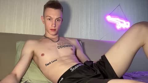 Snapshot of travis_gracile chatting on May 2026 10:00:01 AM Travis online show from May 2026 10:00:01 AM