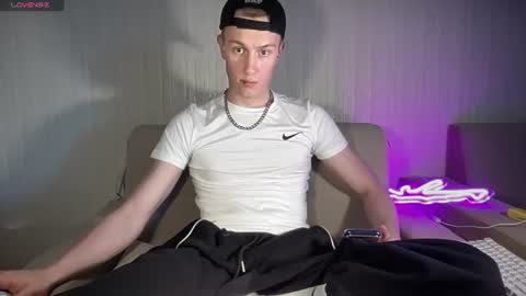 Snapshot of travis_gracile chatting on June 2026 09:02:01 AM Travis online show from June 2026 09:02:01 AM