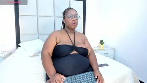 Snapshot of treisyvixen chatting on June 2026 03:25:01 AM Treisy Vixen big ass online show from June 2026 03:25:01 AM