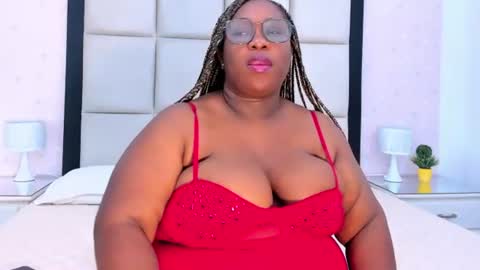 Snapshot of treisyvixen chatting on June 2026 03:28:01 AM Treisy Vixen big ass online show from June 2026 03:28:01 AM