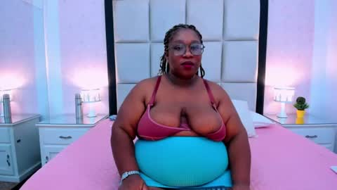 Snapshot of treisyvixen chatting on June 2026 03:11:02 AM Treisy Vixen big ass online show from June 2026 03:11:02 AM