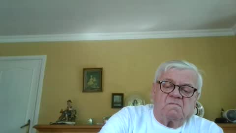 Snapshot of trekbeestje1 chatting on April 2026 08:17:01 AM trekbeestje online show from April 2026 08:17:01 AM