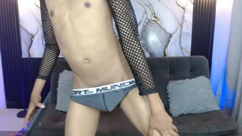 Snapshot of triiangel_latinboy chatting on April 2026 01:58:02 AM Johan online show from April 2026 01:58:02 AM