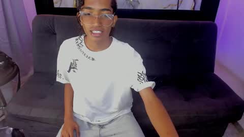 Snapshot of triiangel_latinboy chatting on May 2026 12:35:01 PM Johan online show from May 2026 12:35:01 PM