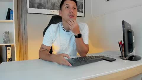 Snapshot of troy_evanss chatting on August 2026 05:17:01 AM Troy online show from August 2026 05:17:01 AM