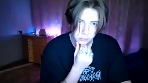 Snapshot of trypophob1a chatting on February 2025 11:42:02 PM Emilum online show from February 2025 11:42:02 PM