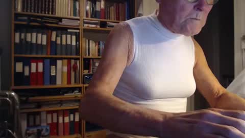 Snapshot of tubaist chatting on December 2024 03:37:01 PM FINN but call me NANNA online show from December 2024 03:37:01 PM