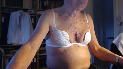 Snapshot of tubaist chatting on January 2025 08:18:02 AM FINN but call me NANNA online show from January 2025 08:18:02 AM