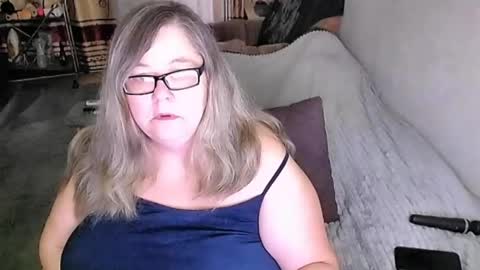 Snapshot of tviks chatting on May 2026 10:37:01 PM Lana online show from May 2026 10:37:01 PM