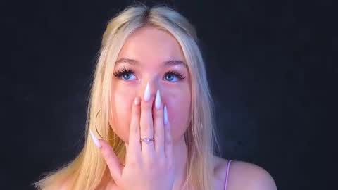 Snapshot of twinklefluff chatting on March 2025 09:24:02 AM twinklefluff online show from March 2025 09:24:02 AM