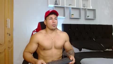 tyler_hank1 online show from November 2025 08:31:01 PM