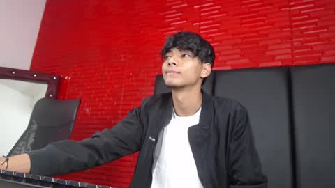 tyler_wolf_1 online show from October 2025 12:28:02 PM