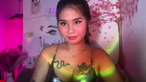 Snapshot of ur_ultimatedreamgirlxoxo chatting on April 2026 08:17:01 PM HelloIm Girly online show from April 2026 08:17:01 PM