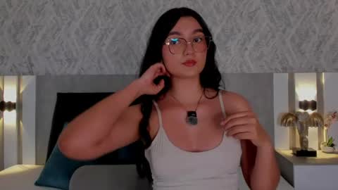 Snapshot of vaalentina_lux chatting on June 2026 03:36:01 PM Vaalentina Lux online show from June 2026 03:36:01 PM