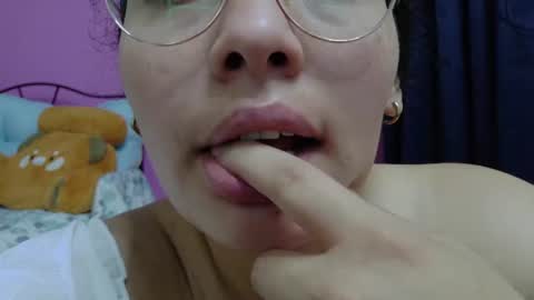 Snapshot of vainilla_cam chatting on June 2026 02:53:01 AM Vainilla online show from June 2026 02:53:01 AM