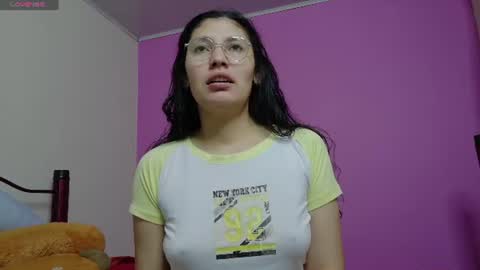 Snapshot of vainilla_cam chatting on June 2026 08:04:01 PM Vainilla online show from June 2026 08:04:01 PM