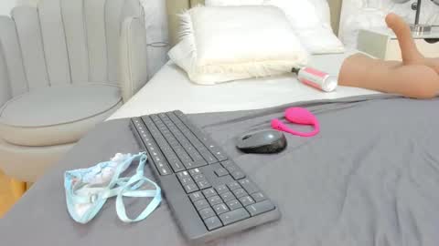 Vaiolet  online show from December 2024 11:18:02 PM