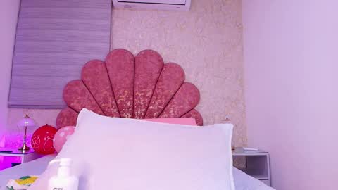 Snapshot of vaiolet_colls chatting on February 2026 12:00:01 PM Vaiolet colls online show from February 2026 12:00:01 PM