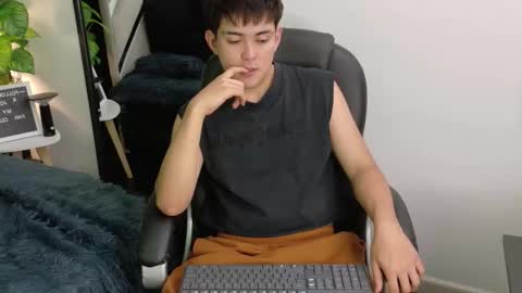 Valentin  online show from November 2025 04:01:01 AM