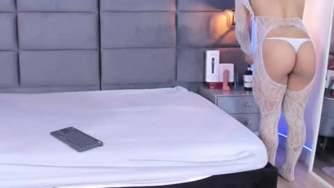 valentino moon online show from September 2025 02:34:01 AM