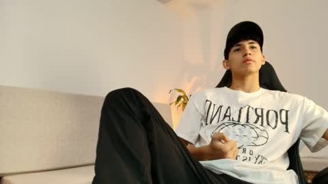 valentino_rey online show from April 2026 12:03:01 PM