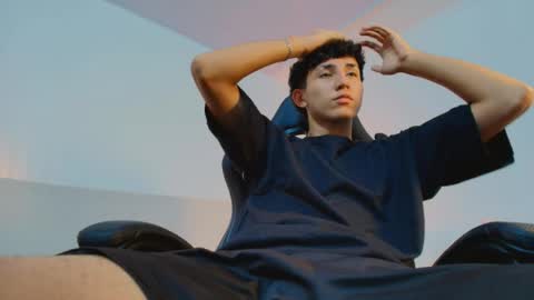 valentino_rey online show from May 2026 12:12:01 PM