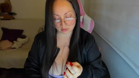 Snapshot of valeryvass_07 chatting on September 2025 12:33:02 AM My name is Valery... Nice to meet you  thumb up me please its important online show from September 2025 12:33:02 AM