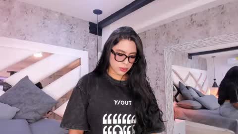 Snapshot of vanessa_rain_ chatting on May 2026 07:23:02 PM Vanessa online show from May 2026 07:23:02 PM