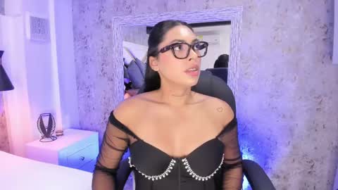 Snapshot of vanessa_rain_ chatting on May 2026 07:32:02 PM Vanessa online show from May 2026 07:32:02 PM