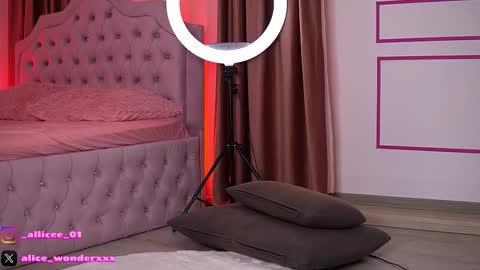 Vanessa Simon online show from November 2025 06:47:02 AM