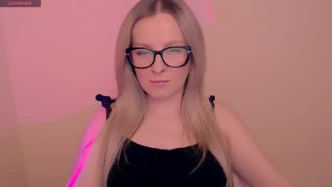 Mia online show from March 2026 07:52:01 PM